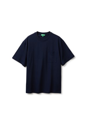 T-shirt blu navy a maniche corte con collo a giro e una piccola tasca sul petto sinistro, distesa su sfondo bianco.
