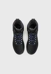Bottes de randonnée noires avec une tige en cuir texturé, des lacets bleu et blanc, un col rembourré et des détails en matériel métallique. Conception de l'orteil courbé.