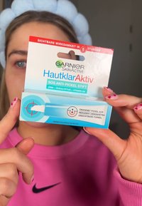 Garnier Hautklar Aktiv SOS anti-pimple stick in a blue and white box with green accents, featuring text about ingredients and effectiveness.