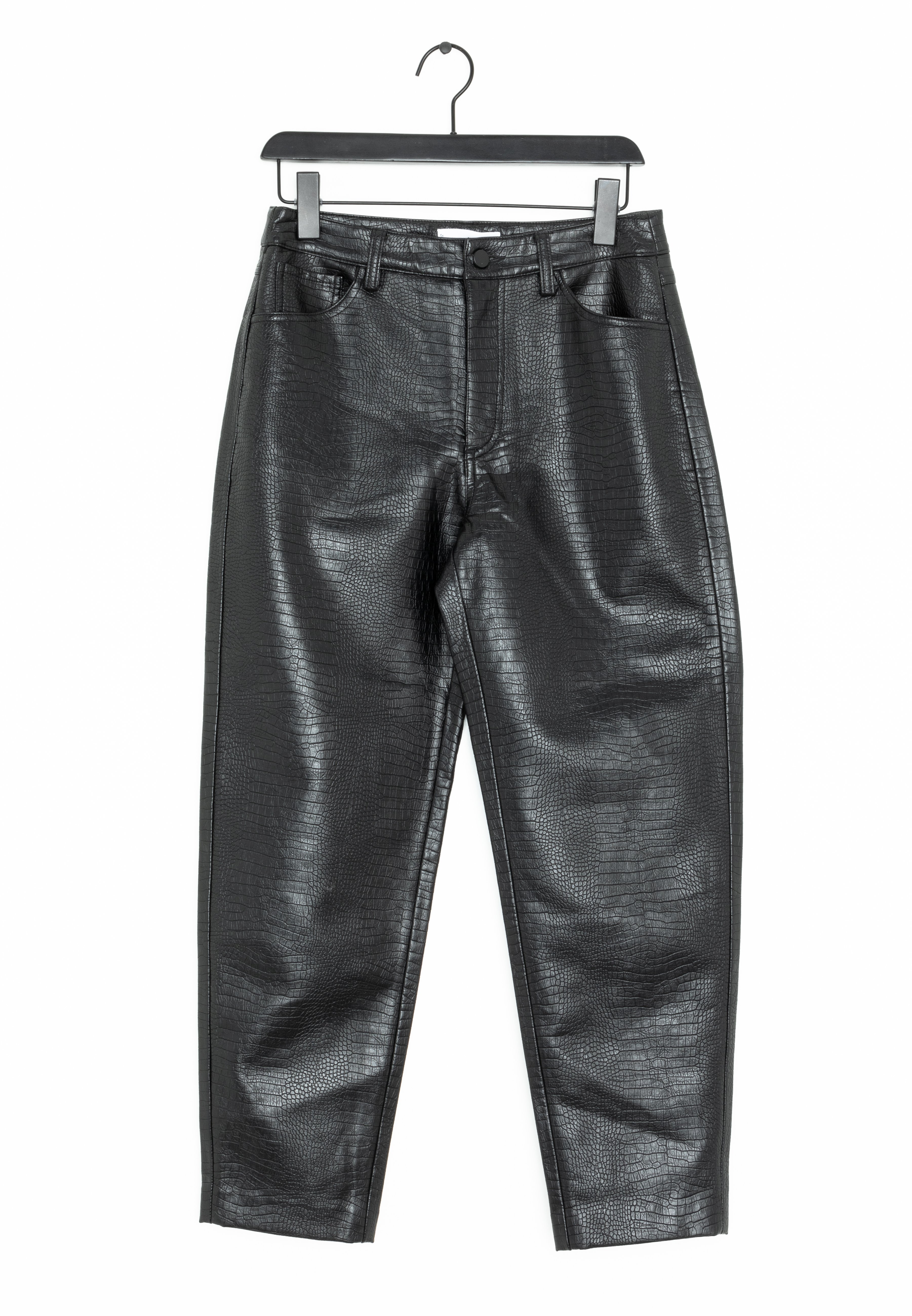 El pantalón de cuero negro de Mango que mejor queda con tus camisetas  básicas de algodón lo tiene Paula Echevarría