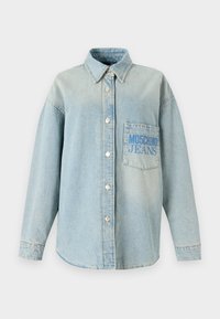 Gaiši zilas denim krekls ar pogām priekšā, garām piedurknēm un krūšu kabatu, kurā atrodas "MOSCHINO JEANS" logo zilā krāsā.