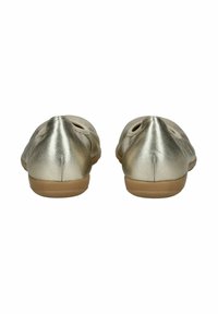 Zlaté metalické baleríny s kulatou špičkou, hladkým povrchem a flexibilní gumovou podrážkou. Na přední straně mají výřezové detaily.