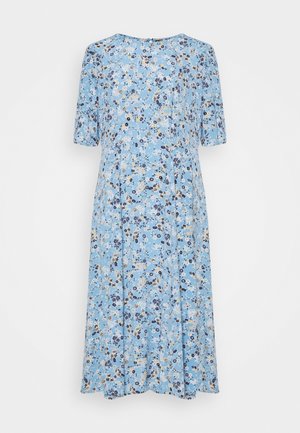 Jasnoniebieska sukienka midi z krótkimi rękawami i małym kwiatowym wzorem w odcieniach białego, granatowego i beżowego.