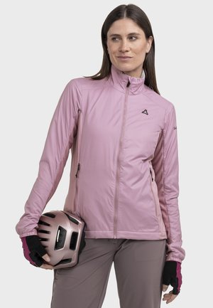 Leichte pinkfarbene Jacke mit hohem Kragen, Reißverschlusstaschen und schwarzen Akzenten. Das Modell hält einen pinkfarbenen Helm und trägt fingerlose Handschuhe.