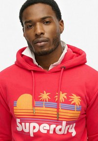 Superdry & Co GREAT OUTDOORS - Jersey con capucha - soda pop red