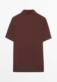 Mørkebrun kortærmet polo vist bagfra med en enkel krave og uden synlige logoer eller mønstre.