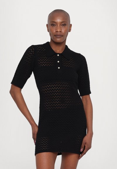 Schwarzes Strickkleid mit kurzen Ärmeln, Polokragen und Knopfakzenten. Verfügt über eine perforierte Textur und eine taillierte Silhouette.