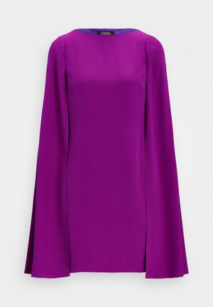 Robe longue violette à manches longues avec des manches en forme de cape, encolure ras du cou et silhouette droite, présentée sur un fond blanc.