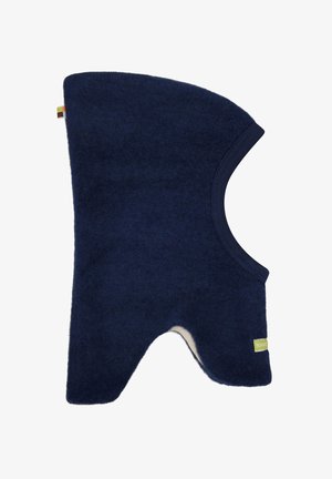 Marineblauwe vilten balaclava met een zachte binnenvoering, afgeronde bovenkant, open gezicht en uitsparingen aan de zijkanten, voorzien van een klein groen label.
