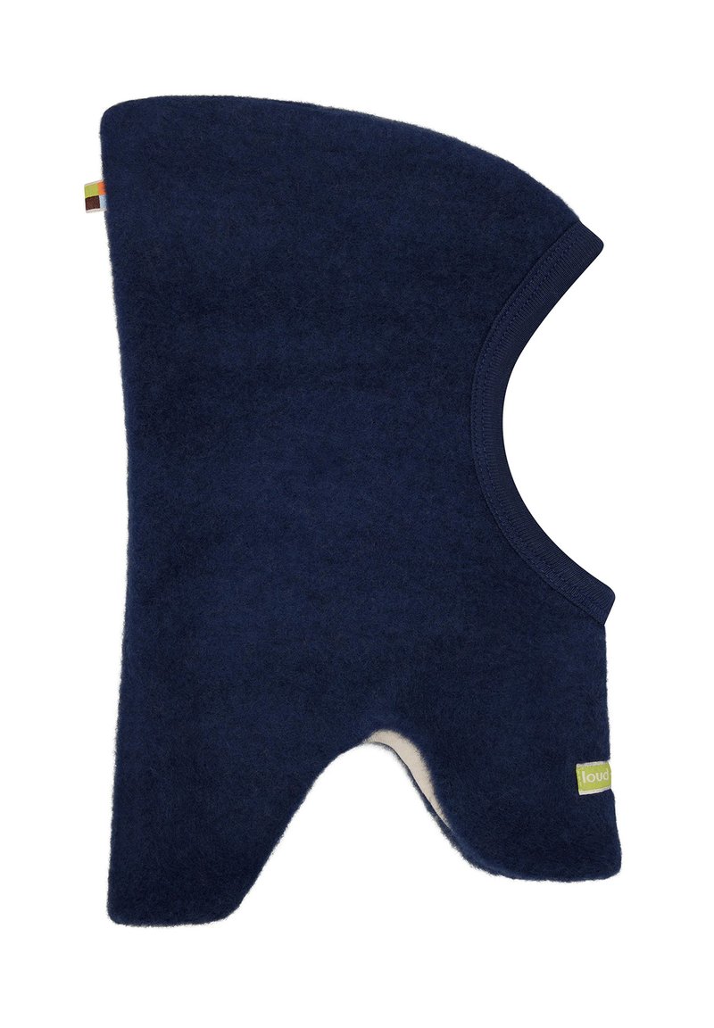 Marineblauwe vilten balaclava met een zachte binnenvoering, afgeronde bovenkant, open gezicht en uitsparingen aan de zijkanten, voorzien van een klein groen label.