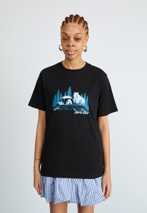 T-shirt in cotone nero con una grafica blu di un orso e una tenda tra gli alberi, con testo "Santa Cruz". Design a maniche corte e colletto rotondo.