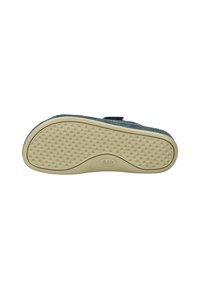 Scarpa azzurra con suola piatta in gomma beige e texture. Presenta una cintola in Velcro e dettagli cuciti lungo il bordo.