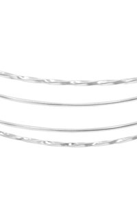 Produit en fil d'argent avec trois brins horizontaux ; l'un d'eux est torsadé. La surface semble lisse avec une finition réfléchissante.