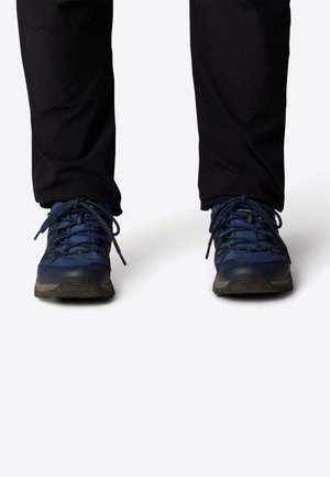 Niebieskie buty do wędrówek wykonane z siateczkowego i gumowego materiału, z teksturowanymi akcentami i mocnymi sznurowadłami. Podeszwa zaprojektowana dla lepszej przyczepności.