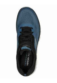 Zapatilla deportiva azul y negra con parte superior de malla, diseño texturizado, cierre con cordones y suela acolchada con un logo en la lengüeta.
