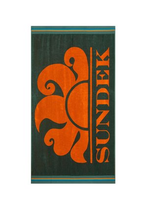 Asciugamano da spiaggia verde scuro con grande grafica stilizzata di un sole arancione e la scritta "SUNDEK" in lettere arancioni in grassetto su un lato.