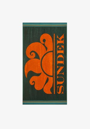 Asciugamano da spiaggia verde scuro con grande grafica stilizzata di un sole arancione e la scritta "SUNDEK" in lettere arancioni in grassetto su un lato.