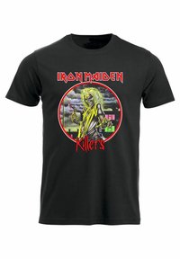 Černé bavlněné tričko s barevným grafickým motivem postavy s dlouhými žlutými vlasy, která drží zbraň, a okolo ní je text "Iron Maiden" a "Killers".