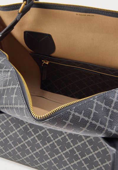 Sac à main gris texturé avec fermeture éclair dorée. L'intérieur comprend une doublure beige et une petite poche zippée pour l'organisation.