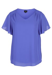 Blouse violette avec des manches courtes en voile flottantes, décolleté en V, tissu doux et plissage délicat aux épaules. Texture lisse et légère.