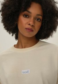 ESOTIQ BLOOVII JAX mleczny