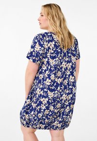 Zizzi KURZARM MIT PRINT - Denné šaty - blue beige flower