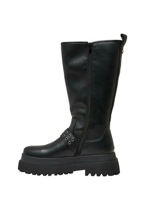 Černé kozačky po kolena vyrobené z hladkého syntetického materiálu s pevným gumovým podešvem, s postranním zipem a dekoračními kovovými akcenty.