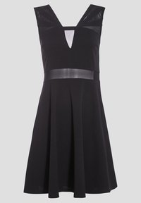 Robe noire sans manches avec décolleté en V, panneaux en maille transparente aux épaules et à la taille, et jupe évasée sur fond uni.