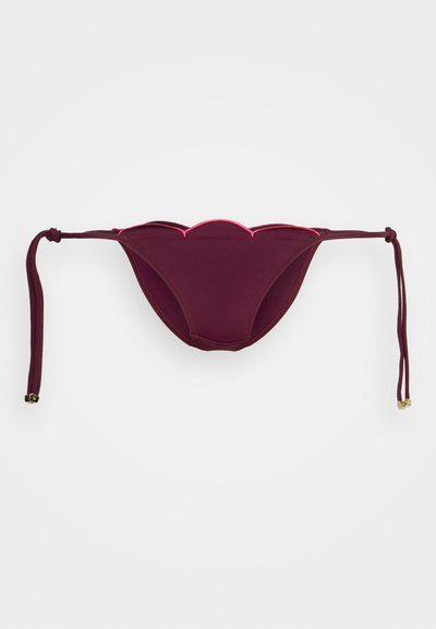 Parte de baixo de biquíni em bordô com bordas onduladas e costura rosa contrastante, apresentando laços ajustáveis de cada lado para um ajuste personalizado.
