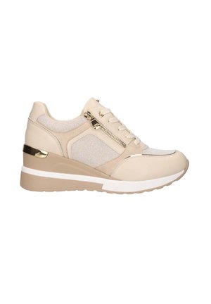 Zapatillas beige con un upper de malla texturizada, cierre de cordones en la parte delantera, cremallera lateral y un tacón en cuña que presenta detalles en dorado y una suela intermedia blanca.