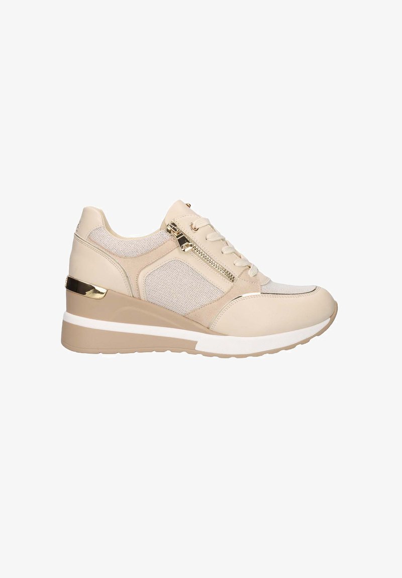 Zapatillas beige con un upper de malla texturizada, cierre de cordones en la parte delantera, cremallera lateral y un tacón en cuña que presenta detalles en dorado y una suela intermedia blanca.