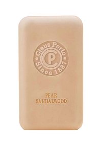 Beige rechteckige Seife mit abgerundeten Ecken, geprägtem Logo und dem Text "Birnensandelholz". Glatte Textur, minimalistisches Design.