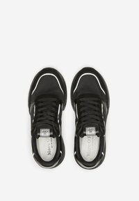 Sneaker nere in materiale rete, con linguetta imbottita, lacci, dettagli riflettenti e una suola liscia, leggermente curva.