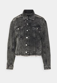 Svart denimkort jacka med fransad fåll, två fickor framtill, metalldetaljer och slitet utseende längs axlarna.