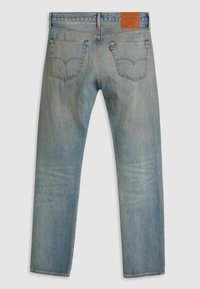 Vaaleansiniset farkut, joissa on suorat lahkeet. Takana vyötäröllä on nahkapatchi ja kahdessa takataskussa on tunnistettava ompelu. 