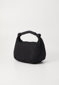 Borsa a tracolla nera trapuntata con forma arrotondata e un manico corto imbottito. Presenta motivi geometrici sottili e una texture liscia.