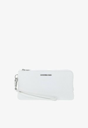 Portefeuille en cuir blanc avec une finition texturée, quincaillerie argentée, fermeture éclair et bracelet pour le poignet. Présente un logo à l'avant.