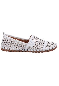 Weiße Slipper mit einem durchbrochenen Blumenmuster und brauner Gummisohle. Mit einer Naht versehen und einem gepolsterten Innenraum für zusätzlichen Komfort.
