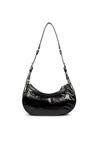 Sac à bandoulière en cuir noir avec une forme incurvée, texture brillante et une sangle unique réglable. Il comporte une fermeture zippée en haut.