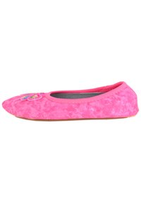 Roze platte schoen van een zachte, gestructureerde stof, met een ronde neus en decoratieve vlinderaccenten aan de voorkant. Flexibele zool en elastische rand.