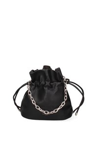Zwarte leren emmer tas met een gegatherde bovenkant, zilveren ketting schouderriem en trekkoordsluiting. Beschikt over een textuur oppervlakte en een minimalistisch ontwerp.