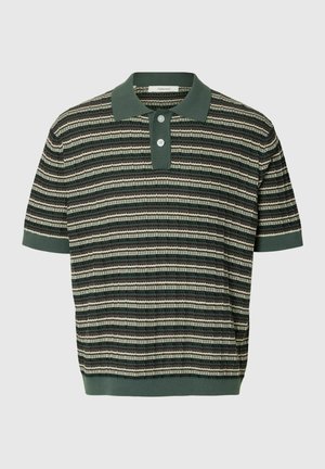 Rövid ujjú kötött polo zöld gallérral, gombos elülső résszel, valamint zöld, bézs és barna tónusú vízszintes csíkokkal.
