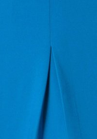 Tessuto blu con una piega verticale. Texture liscia e colore uniforme. Nessun motivo o hardware visibile nel design.