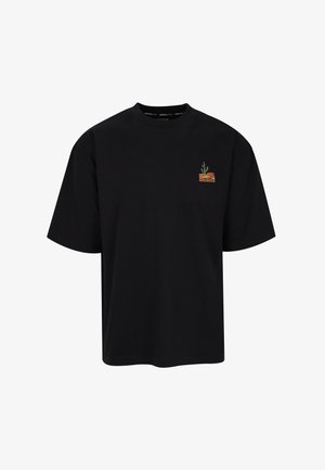 Schwarzes, übergroßes T-Shirt mit kurzen Ärmeln, Rundhalsausschnitt und kleinem, buntem Kaktuslogo auf der linken Brustseite.