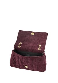 Bordowa welurowa torebka na ramię z klapką, wyposażona w złote okucia i wewnętrzną kieszeń. Zewnętrzna część ma miękkie, teksturowane wykończenie.