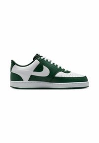 Nike sneakers met een groene leren bovenkant, witte accenten, een textuur oppervlak, geperforeerde neus en een witte rubberen zool.