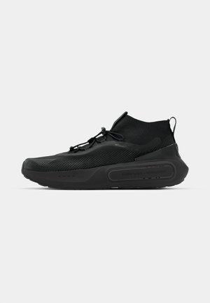 Schwarzer Sportschuh mit einer strukturierten Oberseite und einem sockenähnlichen Kragen. Verfügt über eine geformte Sohle und elastische Schnürsenkel für einen sicheren Sitz. TPU-Akzente vorhanden.