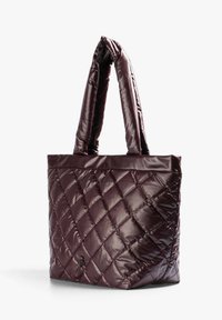 Borsa tote trapuntata di colore prugna, realizzata in materiale liscio e imbottito, con due manici morbidi e arrotondati e dettaglio del logo nella parte inferiore.