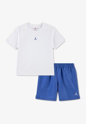 T-shirt blanc à manches courtes avec logo Jumpman bleu au centre de la poitrine, associé à un short taille élastique bleu arborant un logo Jumpman blanc sur la jambe.