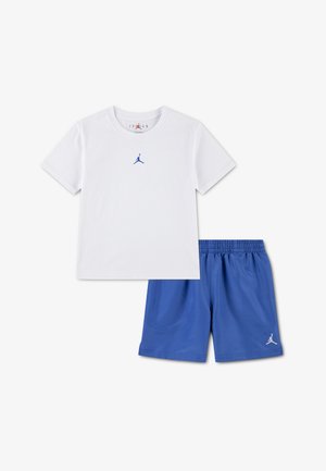 T-shirt blanc à manches courtes avec logo Jumpman bleu au centre de la poitrine, associé à un short taille élastique bleu arborant un logo Jumpman blanc sur la jambe.